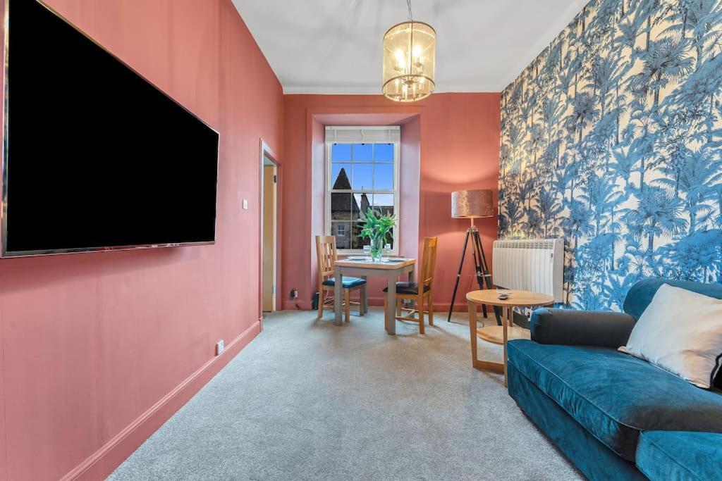 אדינבורו Boutique Modern Royal Mile Apartment Sleeps 4 מראה חיצוני תמונה