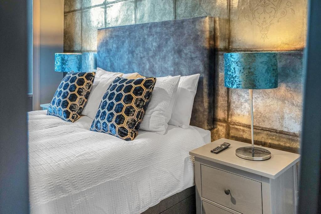 אדינבורו Boutique Modern Royal Mile Apartment Sleeps 4 מראה חיצוני תמונה
