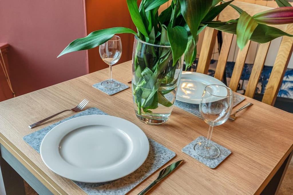 אדינבורו Boutique Modern Royal Mile Apartment Sleeps 4 מראה חיצוני תמונה