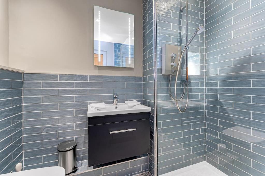 אדינבורו Boutique Modern Royal Mile Apartment Sleeps 4 מראה חיצוני תמונה