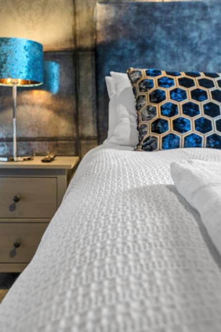 אדינבורו Boutique Modern Royal Mile Apartment Sleeps 4 מראה חיצוני תמונה